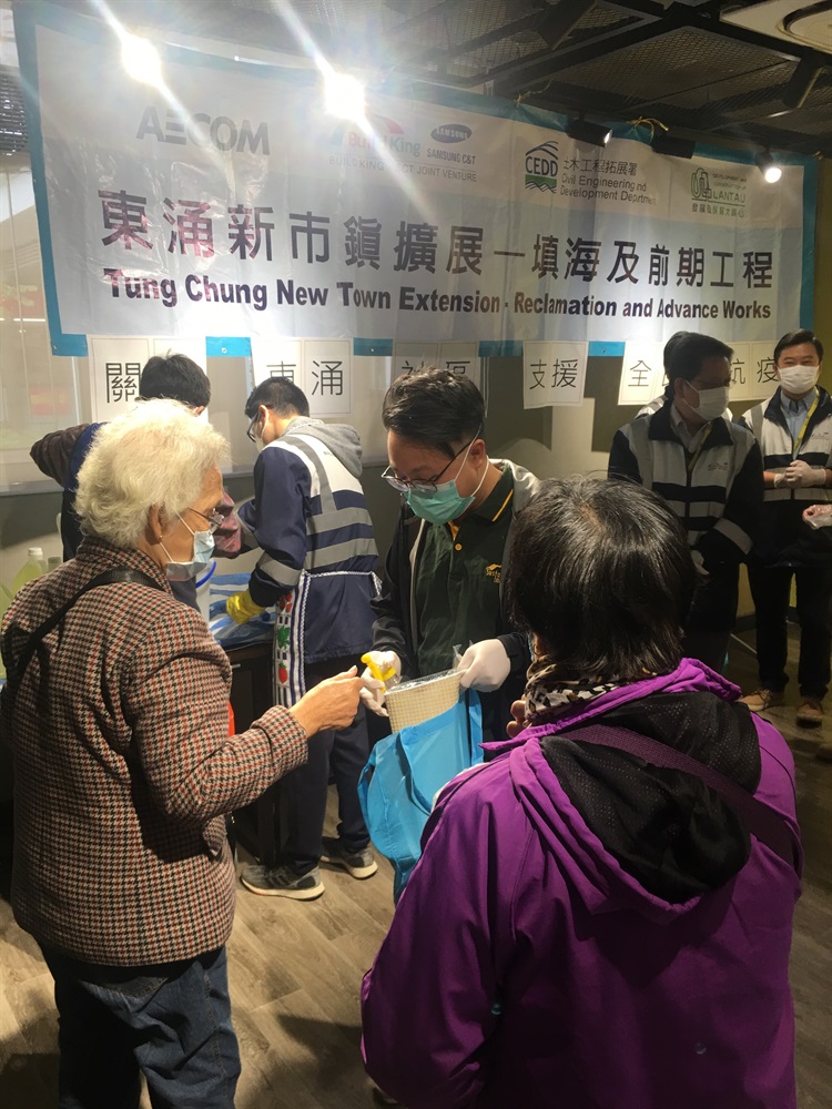 To prevent the spread of COVID-19, the Sustainable Lantau Office donated epidemic-prevention items, including surgical masks, household bleach, alcohol-based hand sanitizers, etc. to social welfare service units, schools and elderly centres in Tung Chung during February and March 2020.  Let’s fight against the epidemic!
